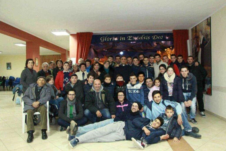 7) Gruppo 2014 Ragazzi e adulti che hanno ricostruito il Presepe Meccanico, dopo i cedimenti strutturali della chiesa dell'Immacolata. Il locale utilizzato è il Salone Parrocchiale Car.S.Pappalardo.