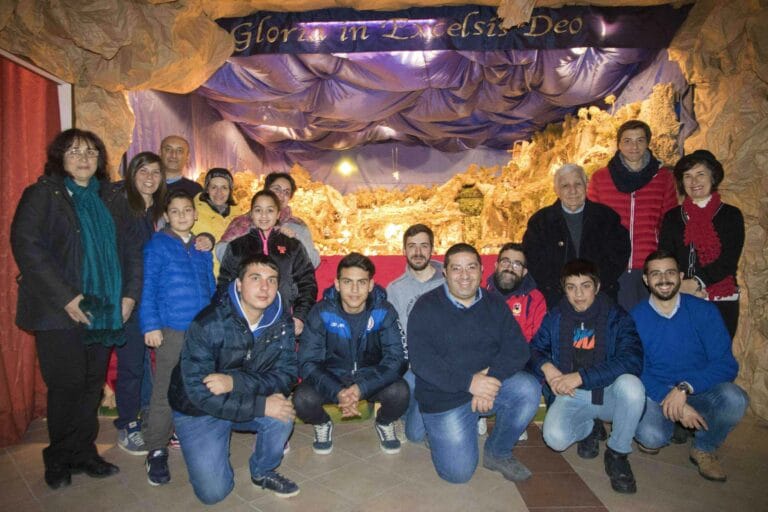 9) Parte del gruppo 2016. Sotto la volta della grotta ricostruita in occasione del 50° Anniversario dalla nascita del Presepe.